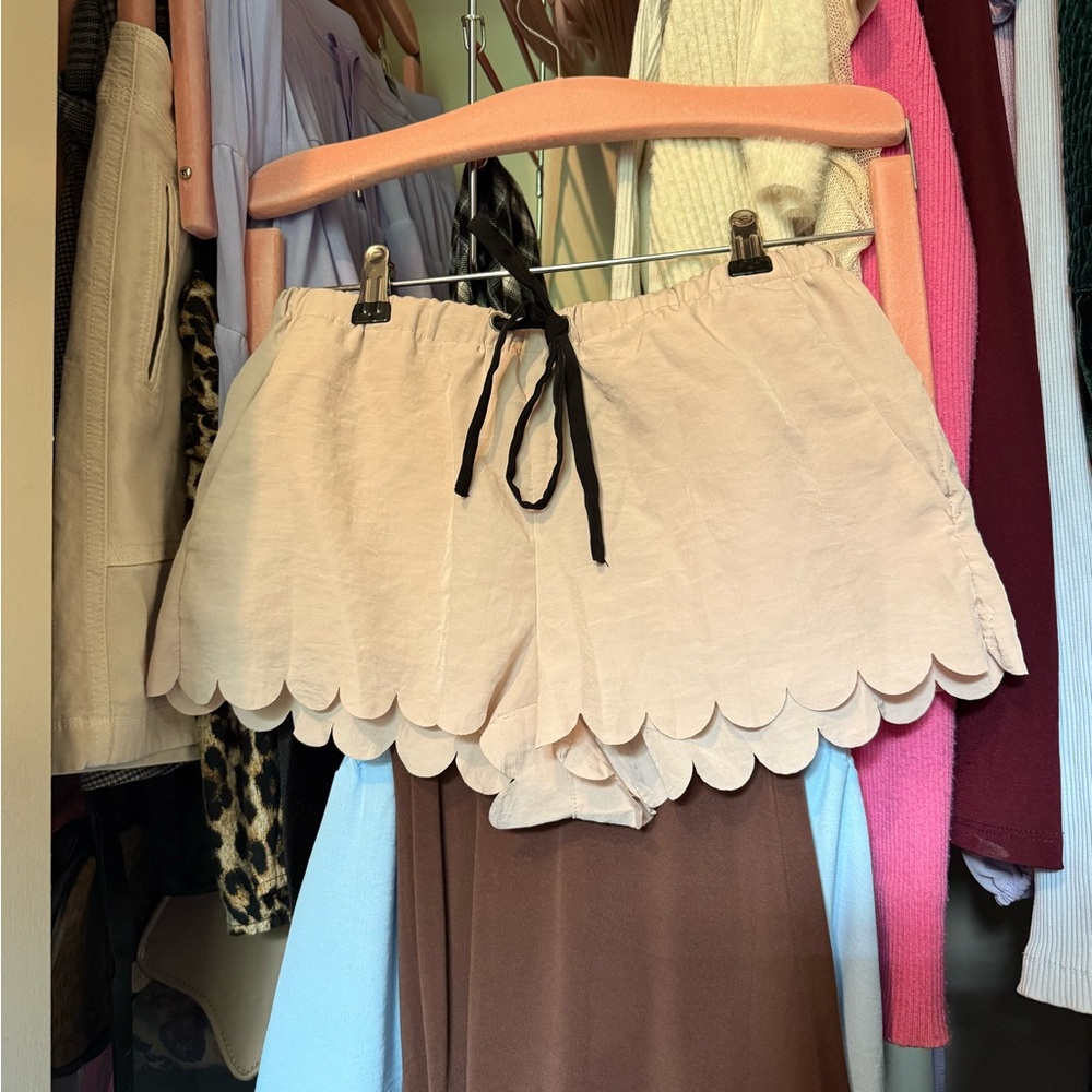 H&M Divided scalloped Shorts